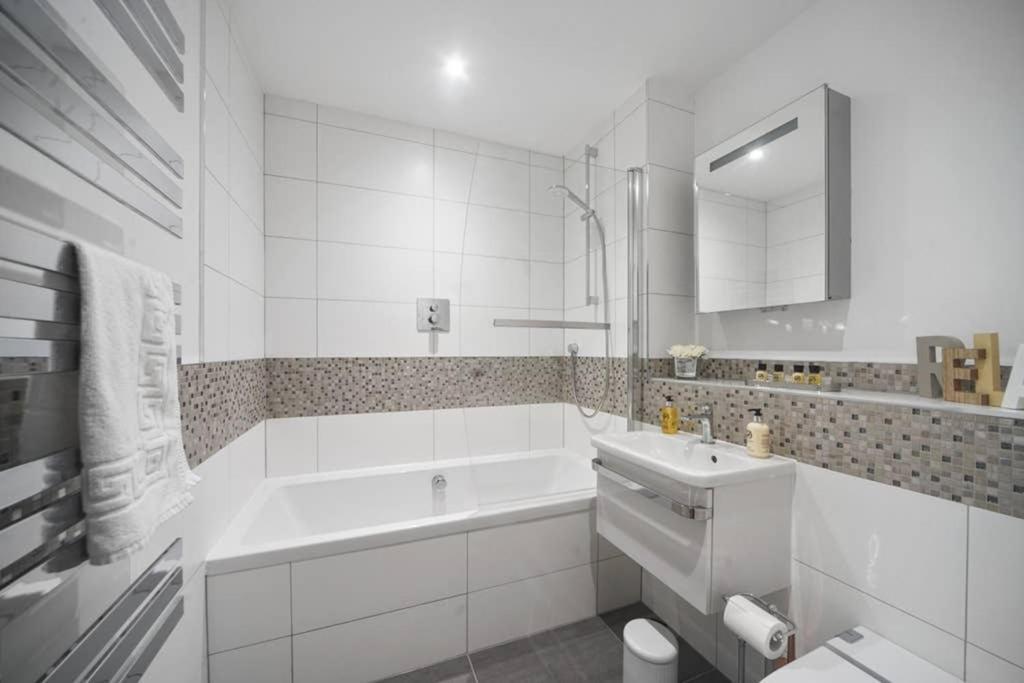 Flat 3 Bridge House Daire Staines-upon-Thames Dış mekan fotoğraf